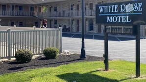 Ein Schild mit der Aufschrift 'WHITE ROSE MOTEL'.