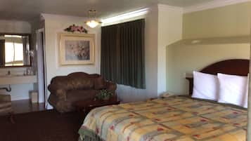 Hypo-allergenic bedding, soundproofing, iron/ironing board, free WiFi