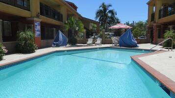 Piscine extérieure, chaises longues