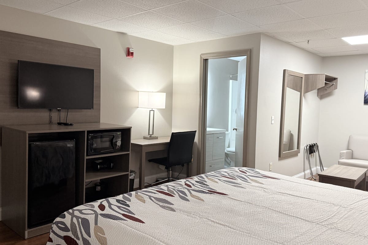 Suite, 1 King Bed, Non Smoking | Desk, free WiFi, bed sheets