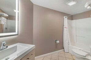 Ein Badezimmer mit Waschbecken, Toilette und Duschbereich.