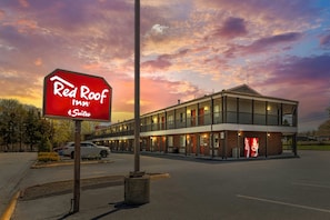 A Red Roof Inn with a two-story building, a parking lot, and a Coca-Cola sign. - Red Roof Inn & Suites Swansea (Swansea)
