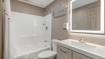 Combined shower/tub, hair dryer, towels
