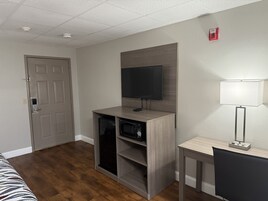 Escritorio, wifi gratis y ropa de cama 