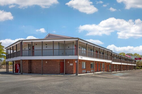 Red Roof Inn & Suites Swansea