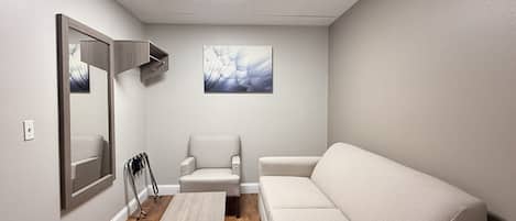 Suite, 1 King Bed, Non Smoking | Desk, free WiFi, bed sheets