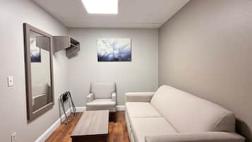 Suite, 1 kingsize bed, niet-roken | Woonruimte | Een 40-inch televisie met kabelzenders