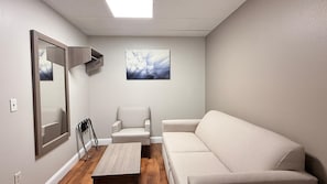 Suite, 1 letto king, non fumatori | Area soggiorno | TV 40 pollici con canali via cavo