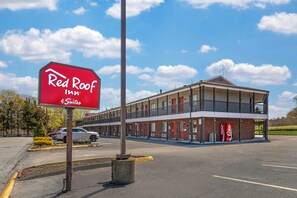 Exterior - Red Roof Inn & Suites Swansea (Swansea)