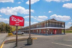 A Red Roof Inn with a two-story building, a parking lot, and a clear sky. - Red Roof Inn & Suites Swansea (Swansea)