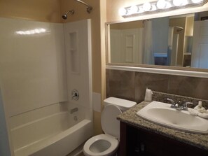 Combined shower/bathtub, free toiletries, towels