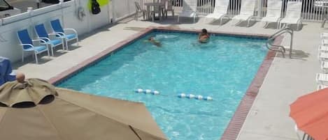 Piscina externa sazonal, funciona das 9h às 21h, espreguiçadeiras