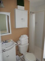 Bañera con ducha, artículos de tocador gratuitos, toallas