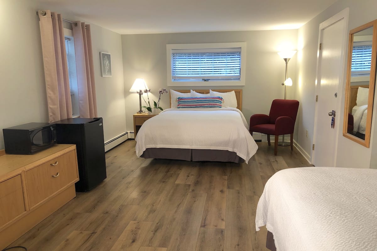 Deluxe Double Room, 2 Queen Beds, Accessible | Premium bedding, iron/ironing board, free WiFi, bed sheets