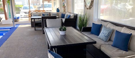 Een binnenzwembad, open van 09.00 uur tot 20.30 uur, en ligstoelen