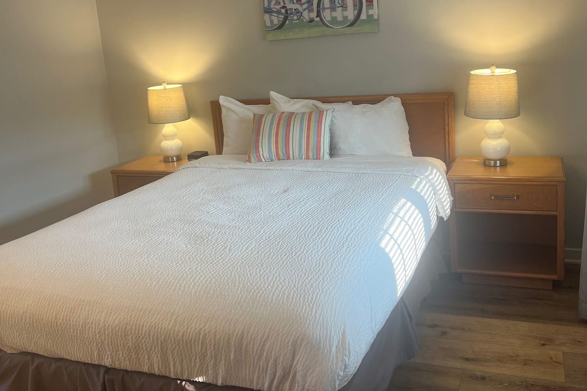 Standard Room, 1 Queen Bed | Premium bedding, iron/ironing board, free WiFi, bed sheets
