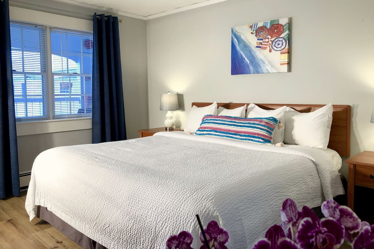 Standard Room, 1 King Bed | Premium bedding, iron/ironing board, free WiFi, bed sheets