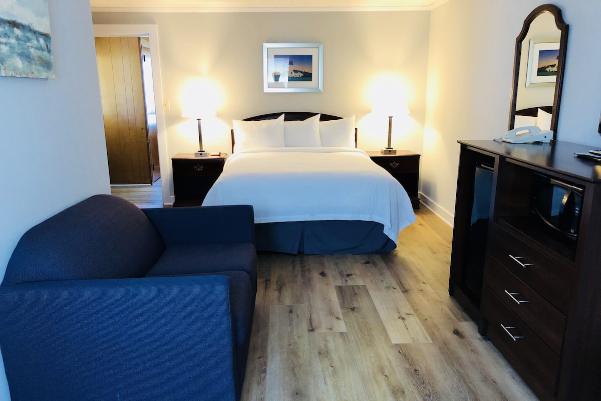 Room, 1 Queen Bed, Jetted Tub | Premium bedding, iron/ironing board, free WiFi, bed sheets