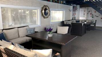 Een binnenzwembad, open van 09.00 uur tot 20.30 uur, en ligstoelen