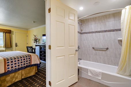 办公桌、免费 WiFi、床单