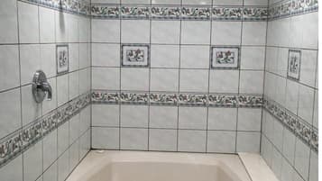 Luxury Suite | Bathroom | Combined shower/bathtub, free toiletries, hair dryer, towels