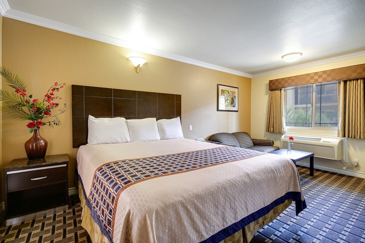 1 bedroom, desk, free WiFi, bed sheets