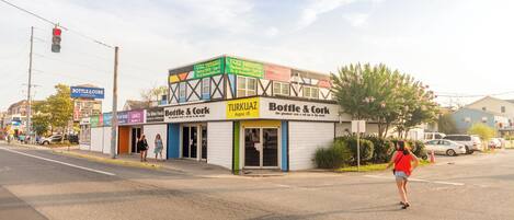 Un edificio con varias fachadas, incluyendo 'Bottle & Cork' y 'Turkuaz'.