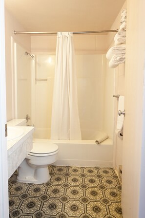 Deluxe Room, 2 Queen Beds, Non Smoking | Bathroom