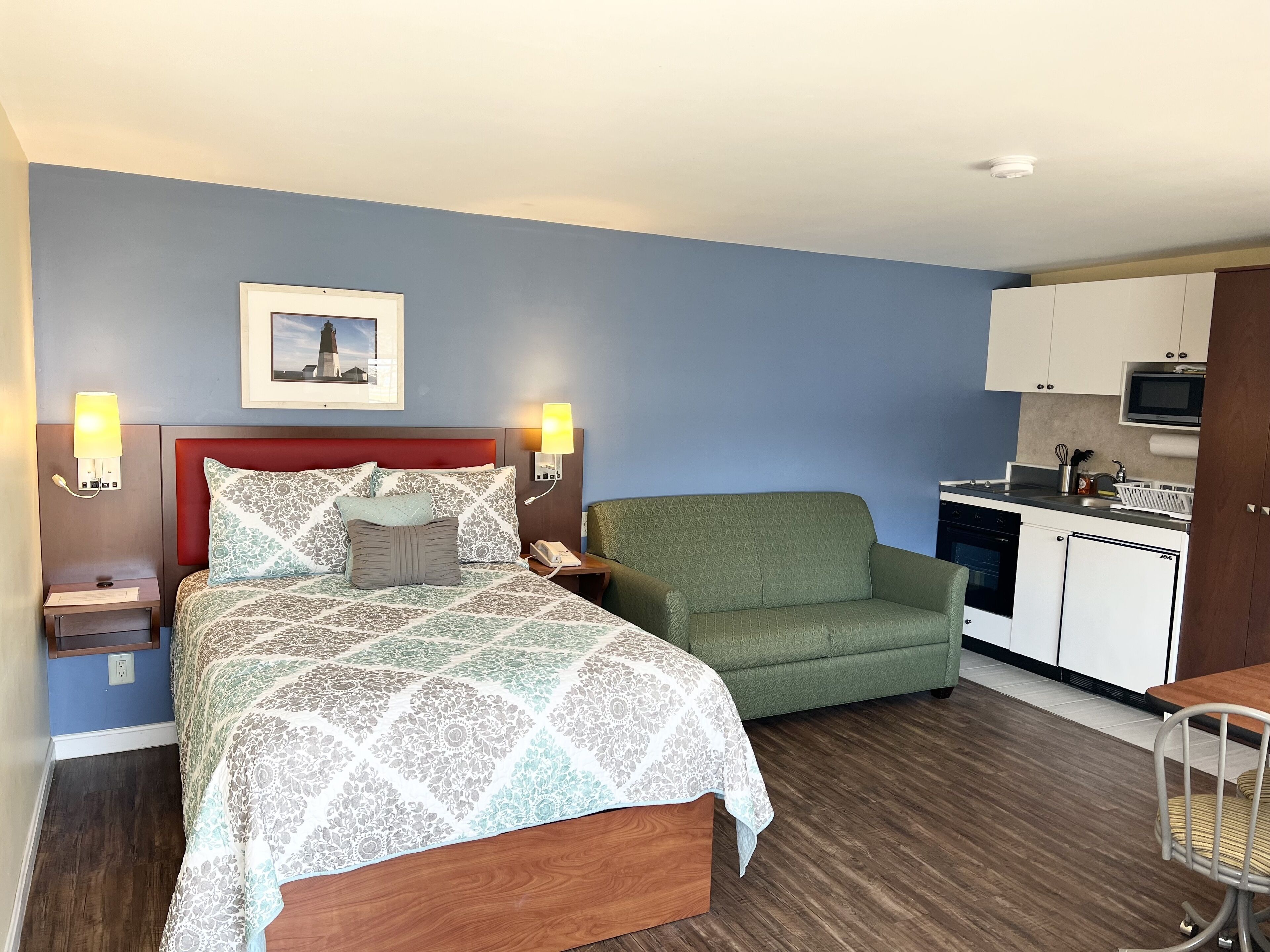 Réfrigérateur, micro-ondes, cafetière/bouilloire, congélateur