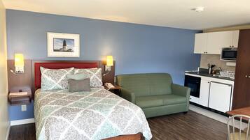 Kühlschrank, Mikrowelle, Wasserkocher mit Kaffee-/Teezubehör