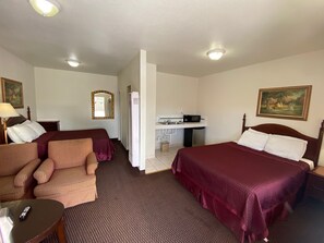 Deluxe Room, 2 Queen Beds - Economy Inn (Paso Robles)