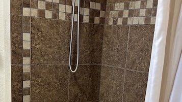 Habitación | Baño | Amenidades de baño gratuitas, toallas, jabón, shampoo