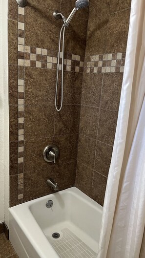 Standard Room, 1 Queen Bed | Bathroom | Free toiletries, towels, soap, shampoo - Economy Inn (Paso Robles)