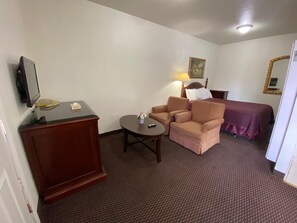 Flat-screen TV - Economy Inn (Paso Robles)