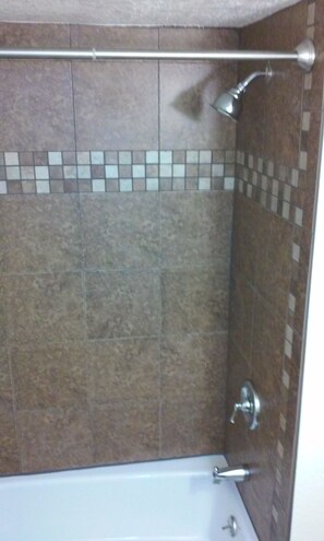 Bathroom shower - Economy Inn (Paso Robles)