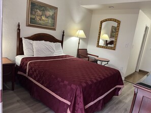 Standard Room, 1 Queen Bed | Desk, iron/ironing board, free WiFi, bed sheets - Economy Inn (Paso Robles)