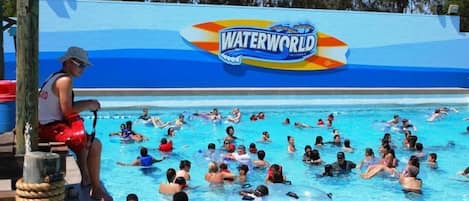 Piscina externa, espreguiçadeiras