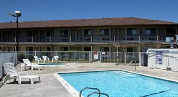 حمّام سباحة خارجي، مقاعد للتشمس