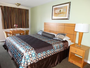 Individually furnished, iron/ironing board, free WiFi, bed sheets - Colony Motel (Brookfield)