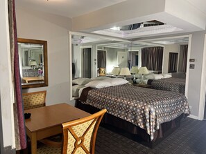 ห้องโรแมนติก | ตกแต่งพิเศษโดยเฉพาะ, เตารีด/โต๊ะรีดผ้า, Wi-Fi ฟรี, ผ้าปูที่นอน