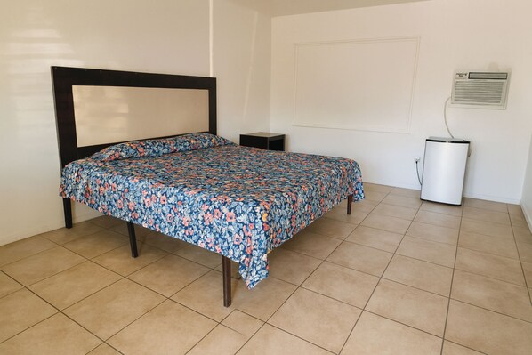 Room, 1 King Bed, Smoking | Free WiFi, bed sheets - Antigua Motel by OYO Tampa US - 41 (Tampa)