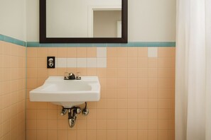 Kamer, 1 kingsize bed, roken | Badkamer | Een douche, handdoeken