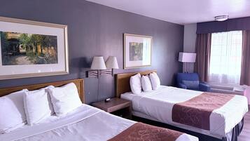 Tabla de planchar con plancha, wifi gratis y ropa de cama