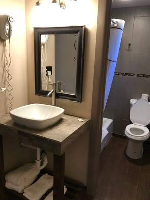 淋浴/浴缸二合一、吹風機、毛巾