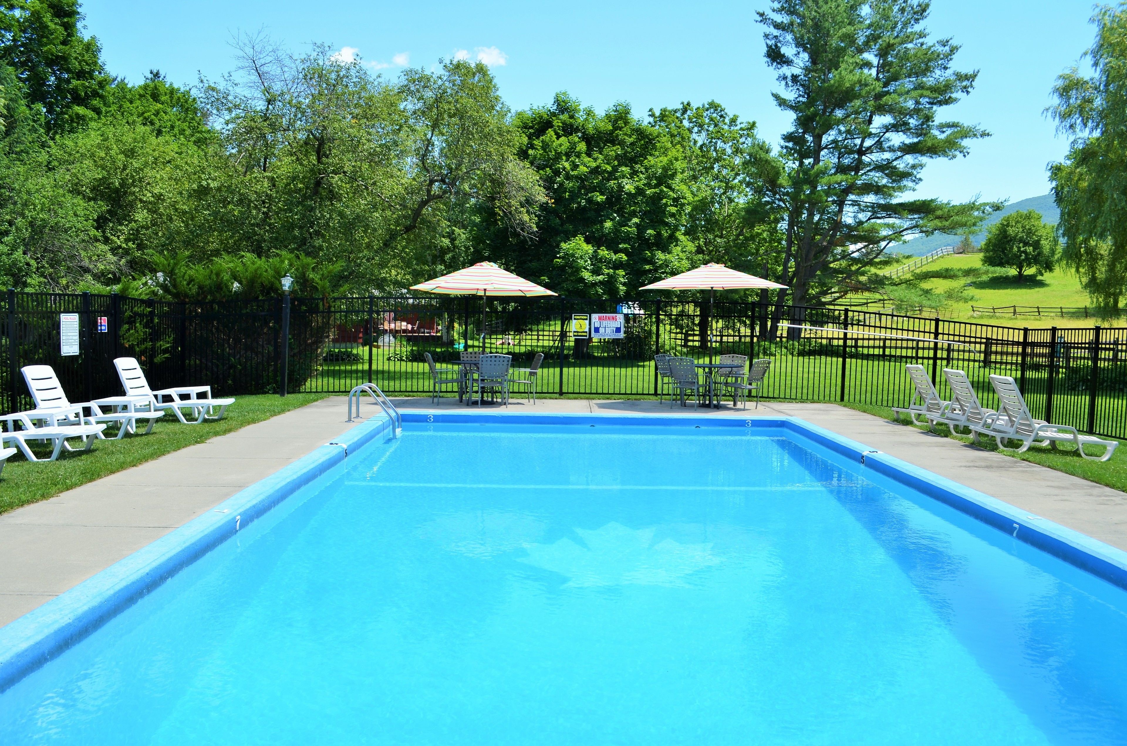 Kolam renang outdoor musiman, dengan payung kolam renang