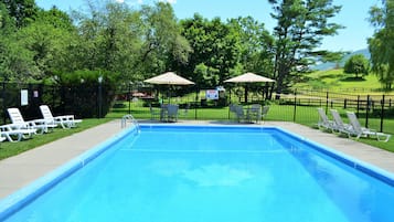 Kolam renang outdoor musiman, dengan payung kolam renang