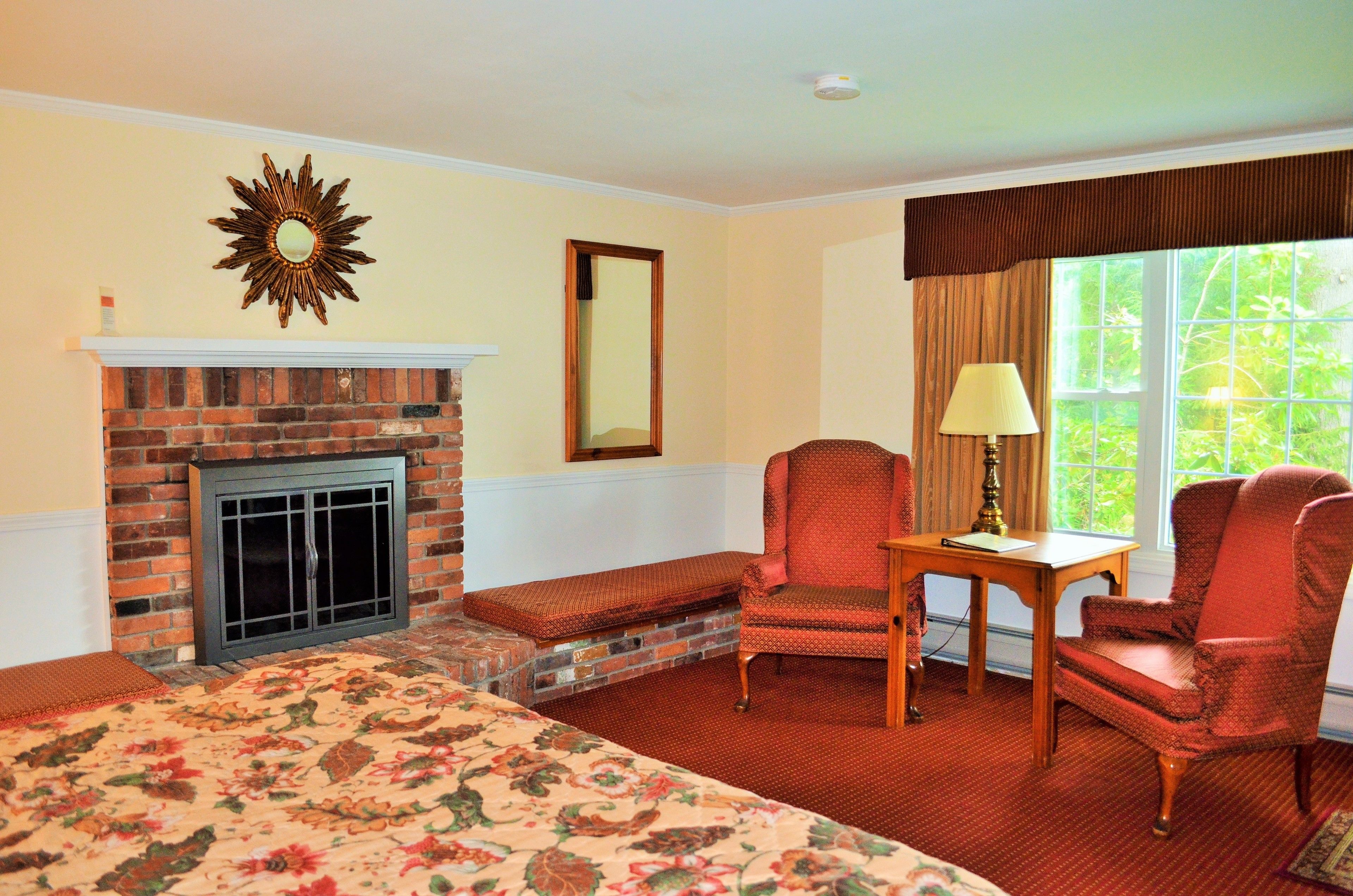 Kamar Deluks, 1 Tempat Tidur King, perapian | Didekorasi berbeda-beda dan dilengkapi dengan perabotan berbeda-beda