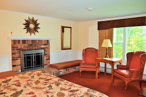 Deluxe Room, 1 King Bed, Fireplace | Individually decorated, individually furnished, desk, laptop workspace - Maple Terrace Motel (Williamstown)
