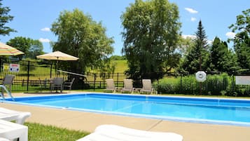 Piscina externa sazonal, funciona das 9h às 20h, guarda-sóis