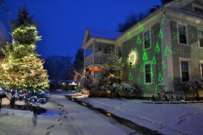 住宿正面 (夜晚)